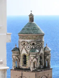 Maravíllese ante el emblemático campanario de Amalfi