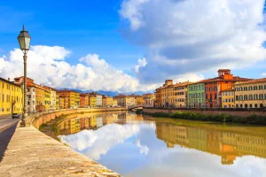 Paseo por el pintoresco río Arno en Pisa