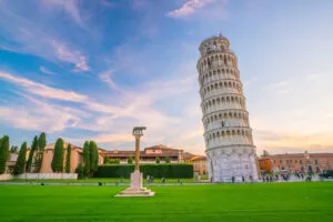 Maravíllese ante la emblemática Torre Inclinada de Pisa