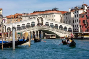 Cruzar el histórico puente de Rialto en Venecia