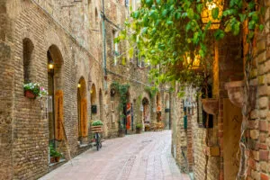 Pasee por las calles medievales de San Gimignano