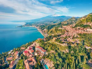 Contemple el majestuoso volcán de Taormina